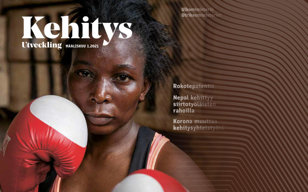 Kehityslehden kansikuva lukijatutkimusartikkeliin. Kuvassa on nyrkkeilevä musta nainen.